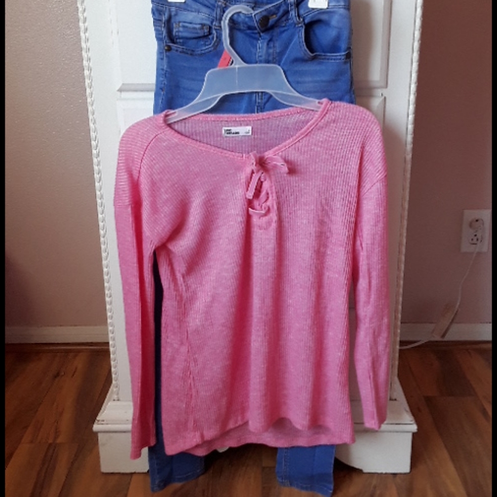 Pink top and denim ligth wash Jean's.